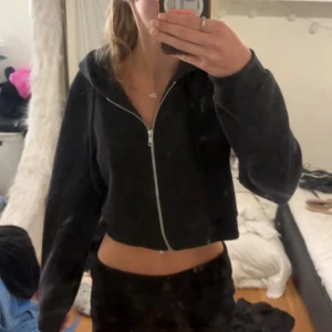 Zip-up hoddie - Kan användas till många olika tillfällen, croppad, väldigt bra skick eftersom jag knappt använt den, bra längd i armarna (jag är 167cm)💕