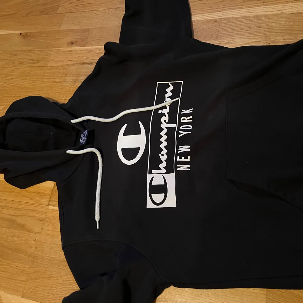 Lite använd i fint skick. Storlek: medium Färg: svart  Vid frågor/ bilder skicka dm.. Hoodies.