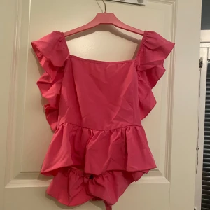 Rosa blus med rosett - Jättefin blus i rosa med rosett i ryggen, helt oanvänd, stl M men funkar för S, pris kan diskuteras 