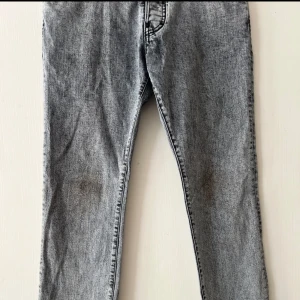 Dsquared2 Jeans - Dsquared2 Jeans inköpta på BestSecret Säljs pågrund av för liten storlek för mig nu Inga deffekter eller fläckar Storlek 48