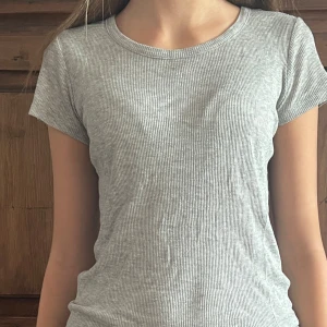 T-shirt - En bas t-shirt som är väldigt mjuk och sitter väldigt fint. Andvänds ett par gånger men är i fint skick. Hör av er vid frågor 💕🫰