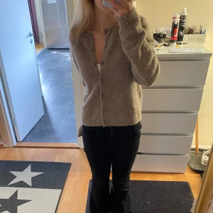 Stickad kofta  - Super snygg!! Liten i storlek så tycker M sitter as nice på mig som brukar ha xs/s💗💗nypris är 399 kr