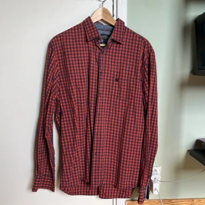 Rutig skjorta  - Säljer denna snygga rutiga skjortan från Hampton republic. Köpte den på en secondhand för 200 och har inte fått någon användning. Storleken är L 41/42 så den är ganska stor om man gillar overzized. Säljer den för 50kr