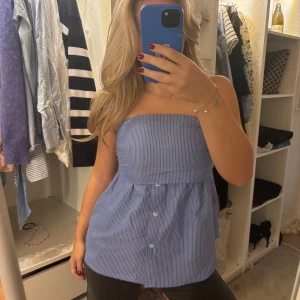 Zaratopp - Topp från Zara. Andvänd 1 gång. Säljer för 50kr. Storlek S. 