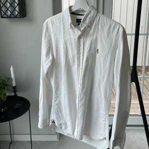Skjorta - En vit skjorta från Ralph lauren i slim fit.  Storlek s 
