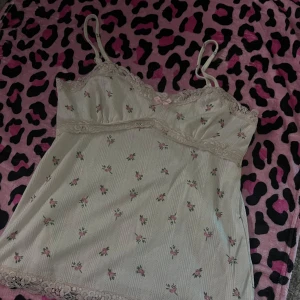 Linne  - Gulligt linne med blommor på, banden är juster bara 