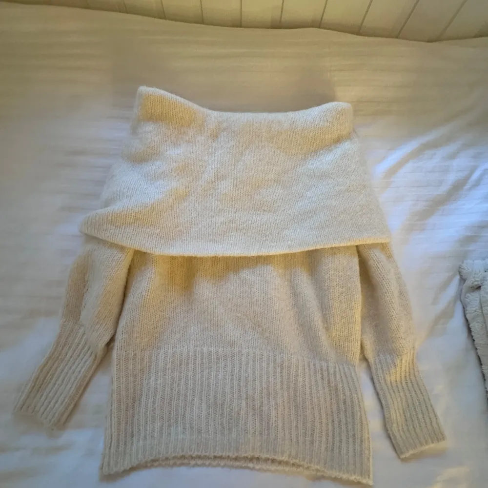  Säljer denna krämvita off shoulder tröja i storlek xs. Endast använd 1/2 gånger. Hör av er ifall ni vill se mera bilder eller undrar något!. Stickat.