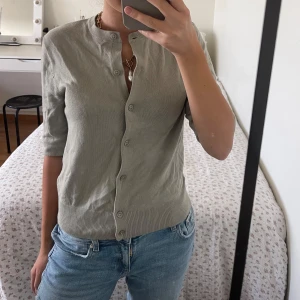 Kortärmad kofta - Söt kortärmad kofta från hm, jag har klippt ärmarna själv 