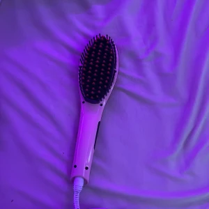 Värme borste - Värme borste, jätre bra funkar väldigt bra har inte haft några problem med den❤️