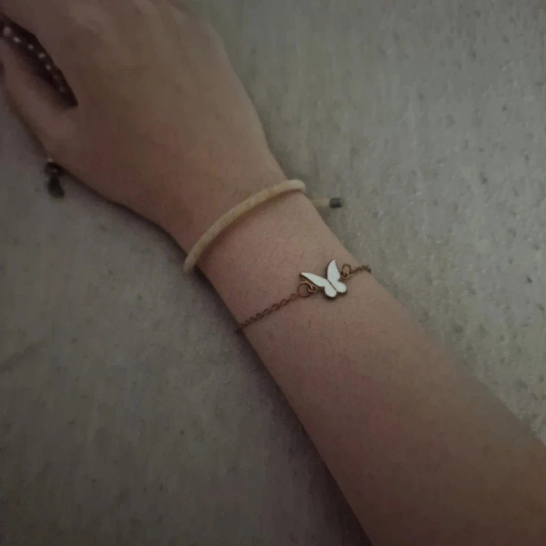 Armband med fjärilsberlock