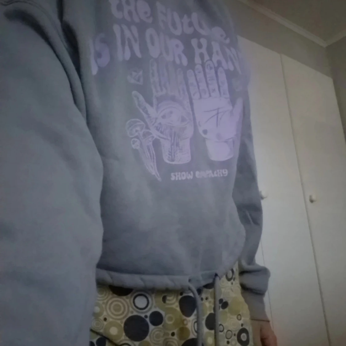 Grå hoodie med tryck