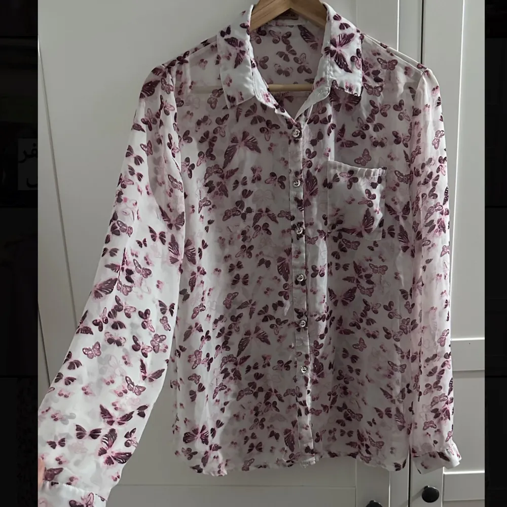 Very light and vintage chiffon butterfly floral shirt . Skjortor.