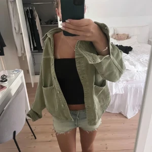 Grön jeansjacka  - Grön jeansjacka från zara storlek XS men passar mig som är S👍🏼👍🏼