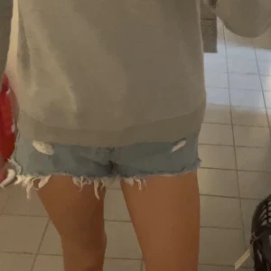 Jeansshorts - Högmidjade jeansshorts från bershka, knappt använda💘 Storlek 38 men små i storlek så passar 36. De är högmidjade men går att vika ner så att de blir låga💐