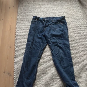 Weekday space relaxed straight jeans - Tjena säljer mina riktigt snygga mörkblå weekday jeans då det inte kommer till någon användning. Jag har använt dessa ett par gånger men de finns inga tecken på användning. Ny pris 600 mitt pris 350