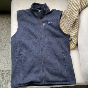 Patagonia väst  - Säljer denna sjukt snygga och trendiga västen från  Patagonia🤩 Storlek: S📏 Mycket bra skick, 9/10🌟 Skriv vid minsta fundering🤝