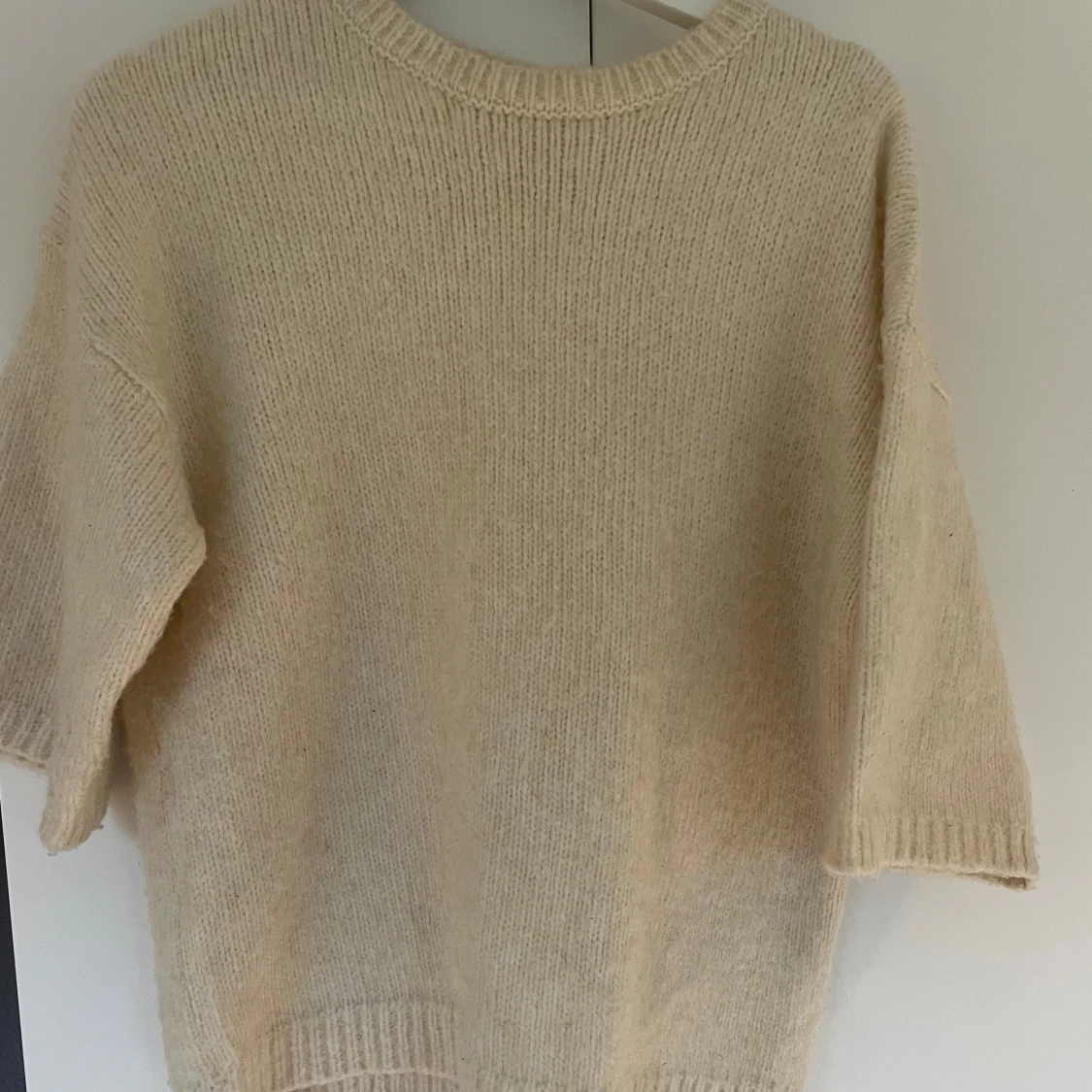 Stickad trekvartsärmad tröja