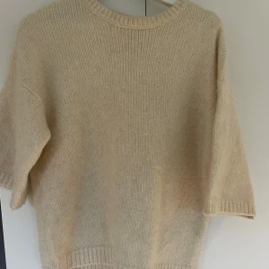 Stickad trekvartsärmad tröja - En jättefin stickad trekvartsärmad tröja!🌸 jättegosig och skön!!💕Ser cäldigt beige ut pga dåligt ljus, meb är vit/cremefärgad 💞