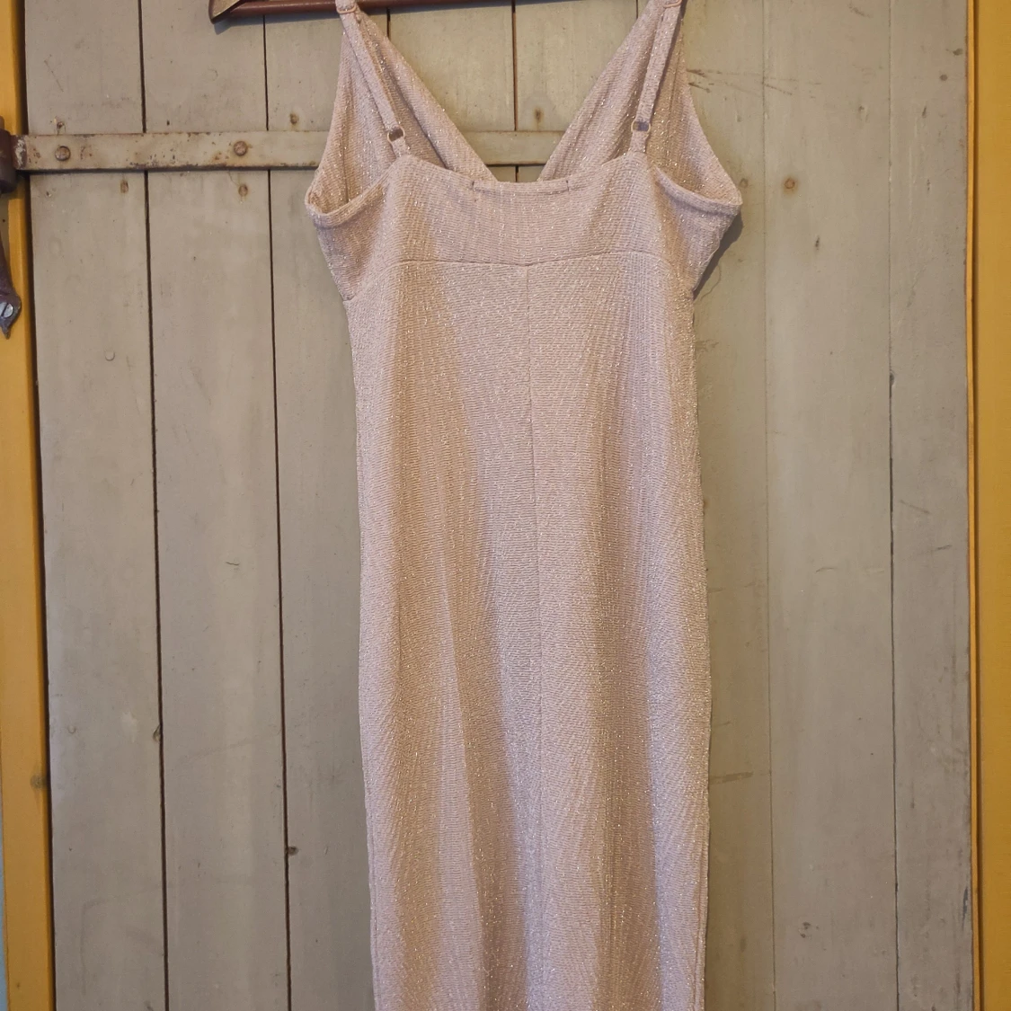 Glittrig beige klänning från Bik Bok - 90