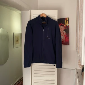 Tommy Hilfiger Fleece - Säljer denna trendiga Tommy Hilfiger fleecen, perfekt för Höst🍂 och Vinter🥶 ! Den är i jätte bra skick 9/10! Nypris är runt 1300kr, men säljer för 329kr!