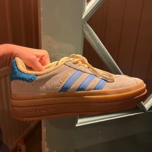 GAZELLE Bold blå/gul - Säljer superfina GAZELLE BOLD SKOR 39 1/3 använda endast ett par gånger, eftersom de var för stora. (Köpte sen exakt likadana fast en storlek mindre).  Nypris: 1349