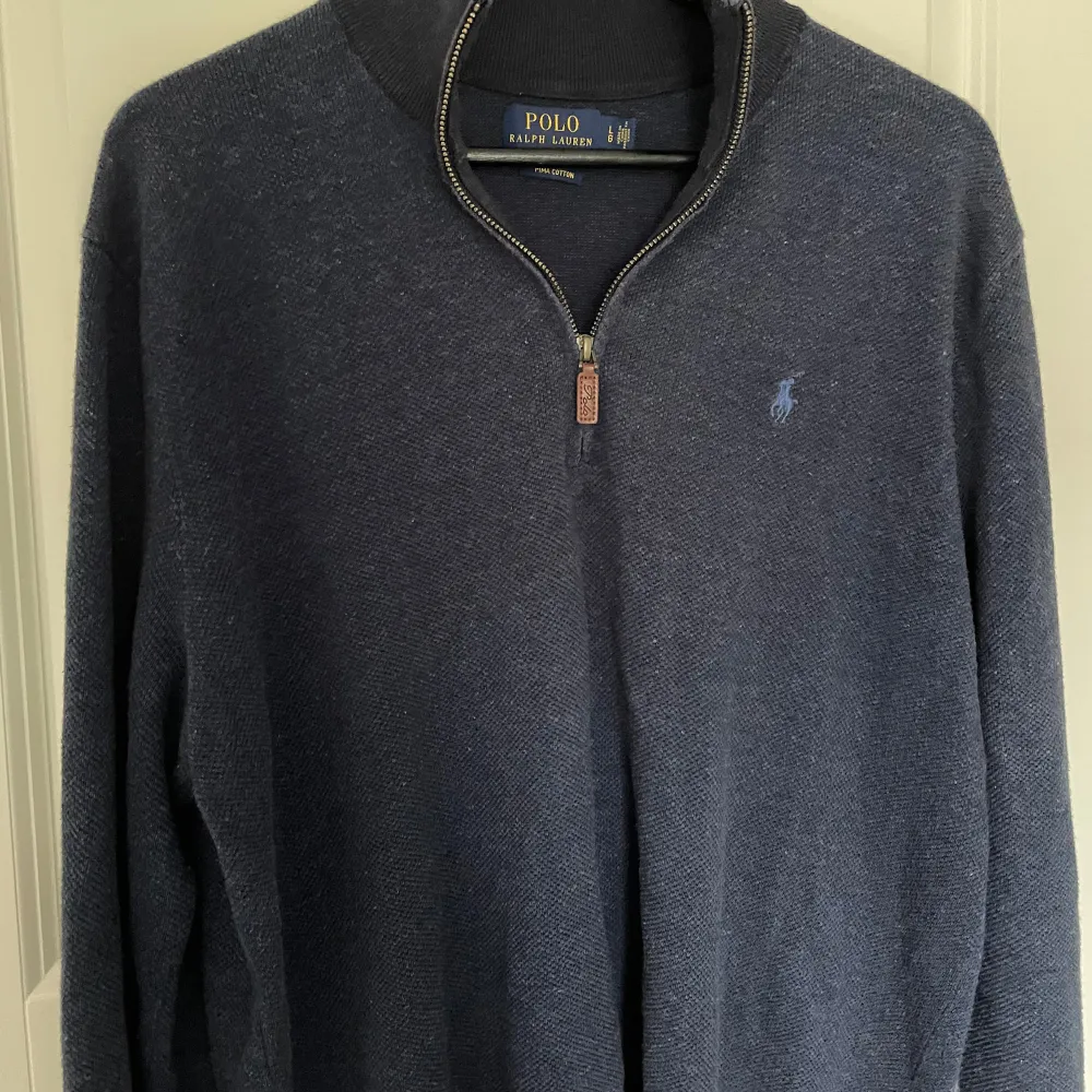 En stickad Ralph Lauren half zip. Perfekt till hösten. Skick 8/10🤩🤩 . Tröjor & Koftor.