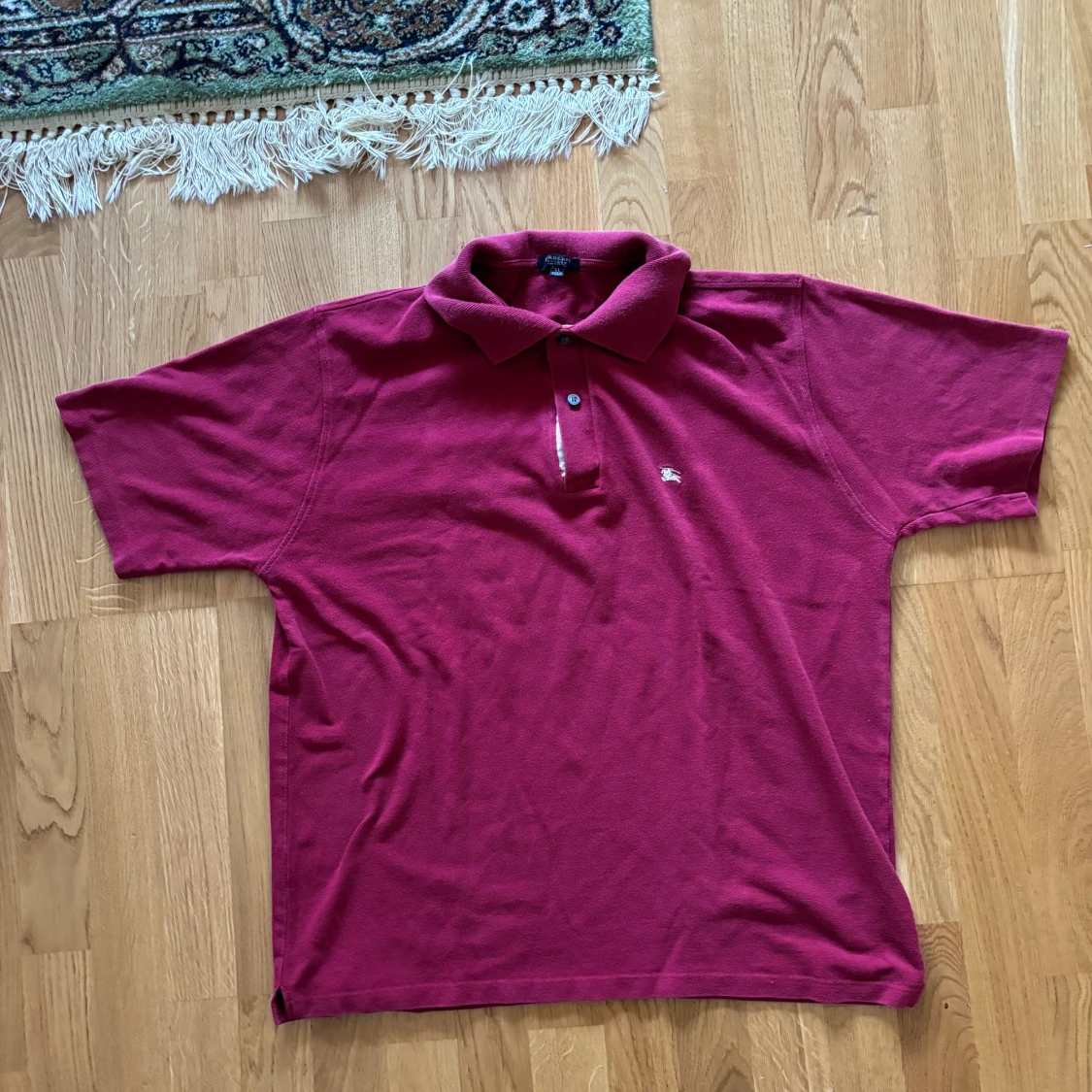 Vinröd pikétröja från Burberry