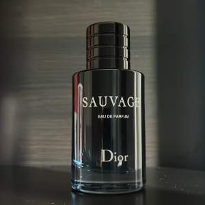 dior sauvage Eau de parfum Köpt på NK för 1100kr och då var den 60ml. Säljer nu för 499kr På andra bilden ser du hur mycket det är kvar i flaskan.  Den passar perfekt nu när det blir lite kallare utomhus.