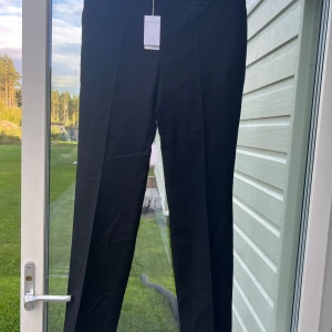 Filippa K dressade byxor - Filippa k- Luisa cool wool trouser  Nya med lapparna kvar   Storlek L  Kostar närmare 2000 på hemsidan idag. Inköpta för flera år sedan men glömdes bort i garderoben, 1400-1500 kr betalade jag för dessa då
