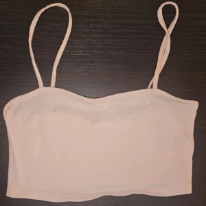 Rosa linne - Säljer detta fina rosa linne! Den är som en crop top så inte lång på croppen, så den sitter väldigt fint. 