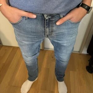 Sjukt snygga Tiger of Sweden jeans💸 - Säljer dessa sjukt snygga tiger of Sweden jeans som ej används längre. Bra skick utan defekter. Nytt pris 1600kr. Mitt pris 360kr. Killen på bild är 181cm