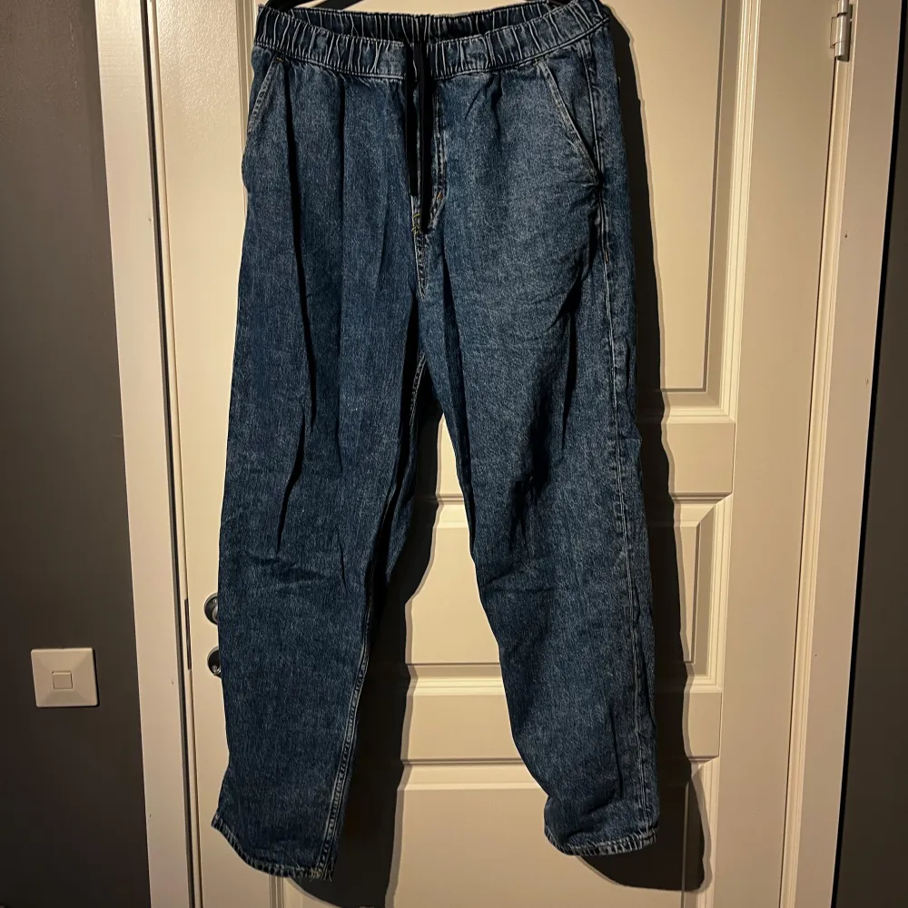 Sjukt sköna baggy jeans i storlek S. De är dock ändå ganska stora. Jag är 180 lång och väger 83 kg och de sitter perfekt på mig. Har dock slutat använda baggy jeans. . Jeans & Byxor.