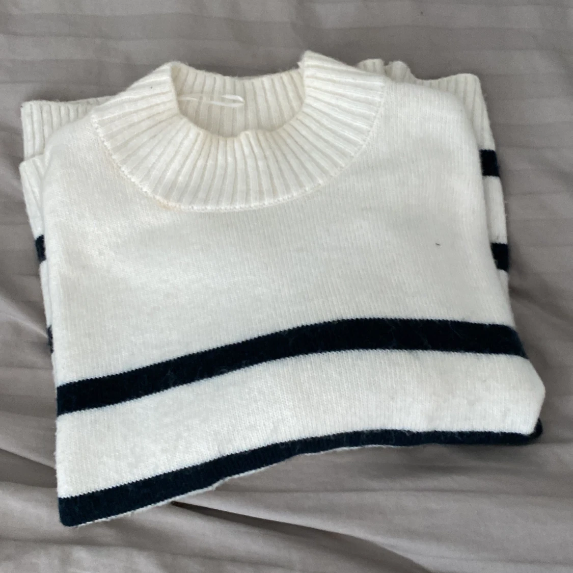 Randig stickad tröja - 1