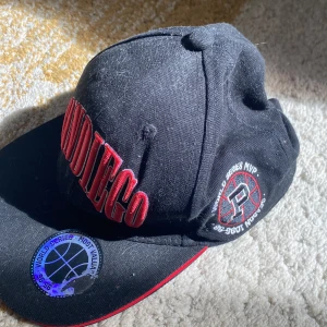 Keps - Kepsen har päls på sig men det går bort enkelt med en roll, använd väldigt få gånger (bara legat i garderoben), köpt för 150kr men säljer billigare! 