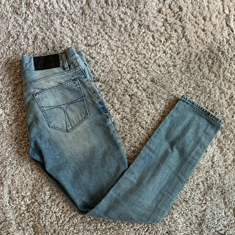 Ett par ljusa jeans från Tiger of Sweden i storlek 31/32. Hör av dig vid minsta fundering eller fråga;). Jeans & Byxor.