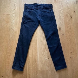 Replay anbass - Sjukt snygga Replayjeans med fet design😍 Nypris 1700:- 💵 Skick 10/10✅ Hör av dig vid minsta fråga eller fundering//Legitresell