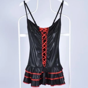 Sexig svart neglige / nattlinne m röda detaljer, korsettsnörning fram Sensuell Oanvänd Korsettsnörning - Svart sexig neglige / nattlinne med röda detaljer.  Klänningen är i glansigt tyg och har läcker röd korsettsnörning fram, tre volanger längst ned med röda dekorband i siden.  Stretchig.  Ny och oanvänd. Silke och spets.