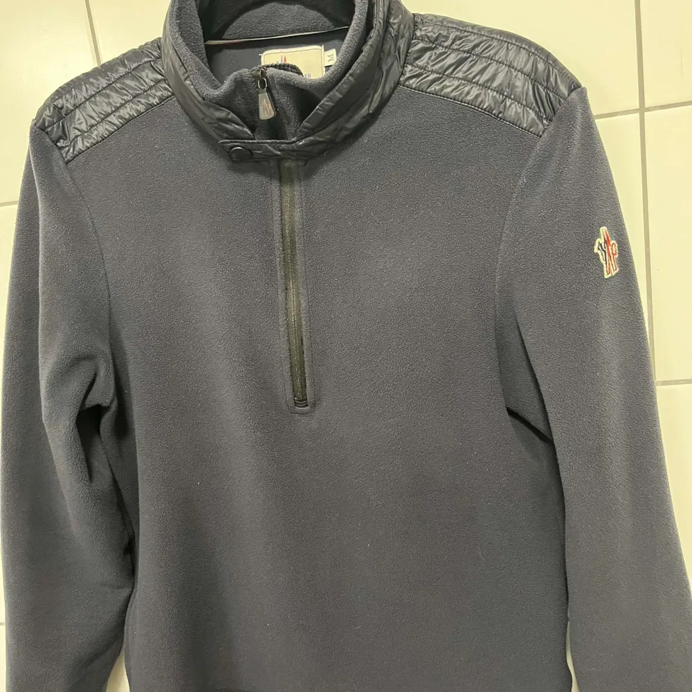 Säljer min moncler cardigan i storlek m men passar bra på s.riktigt snygg cardigan.. Hoodies.