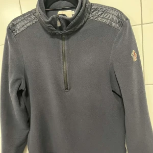 Moncler cardigan  - Säljer min moncler cardigan i storlek m men passar bra på s.riktigt snygg cardigan.
