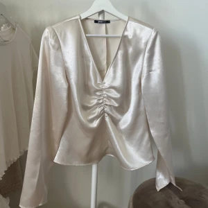 Champagne färgad blus - Skimmrande blus/topp från Gina Tricot med axelvaddar🤍 