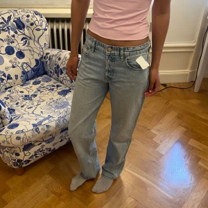 Zara jeans  - Några få små fläckar och därmed priset! (Men syns knappt), skickar gärna tydligare bild på de💕💕