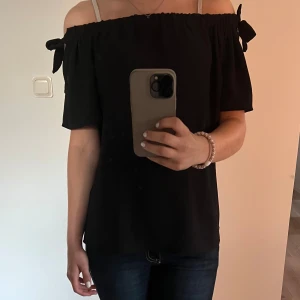 Off shoulder topp - Svart topp, står inget märke eller storlek men skulle uppskatta att den är i storlek S🥰
