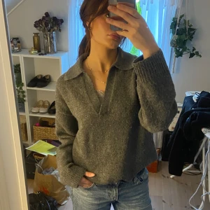 Stickad tröja  - Så fin, lite nopprig