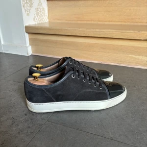 Lanvin skor - Lanvin cap toe sneaker i färgen grå. Skick 9/10, mycket fint skick. Storlek 45 (UK 10). Nypris 5200kr. Mitt pris 3200kr. Box tillkommer självklart!