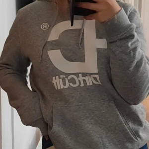 Dirtcult hoodie  - Dirtcult hoodie använd flitigt men inte en enda skavank🌻