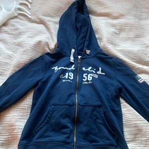 Bondelid tröja - Säljer då jag aldrig använder den längre. Har en defekt vid ena handen som man ser på sista bilden❤️