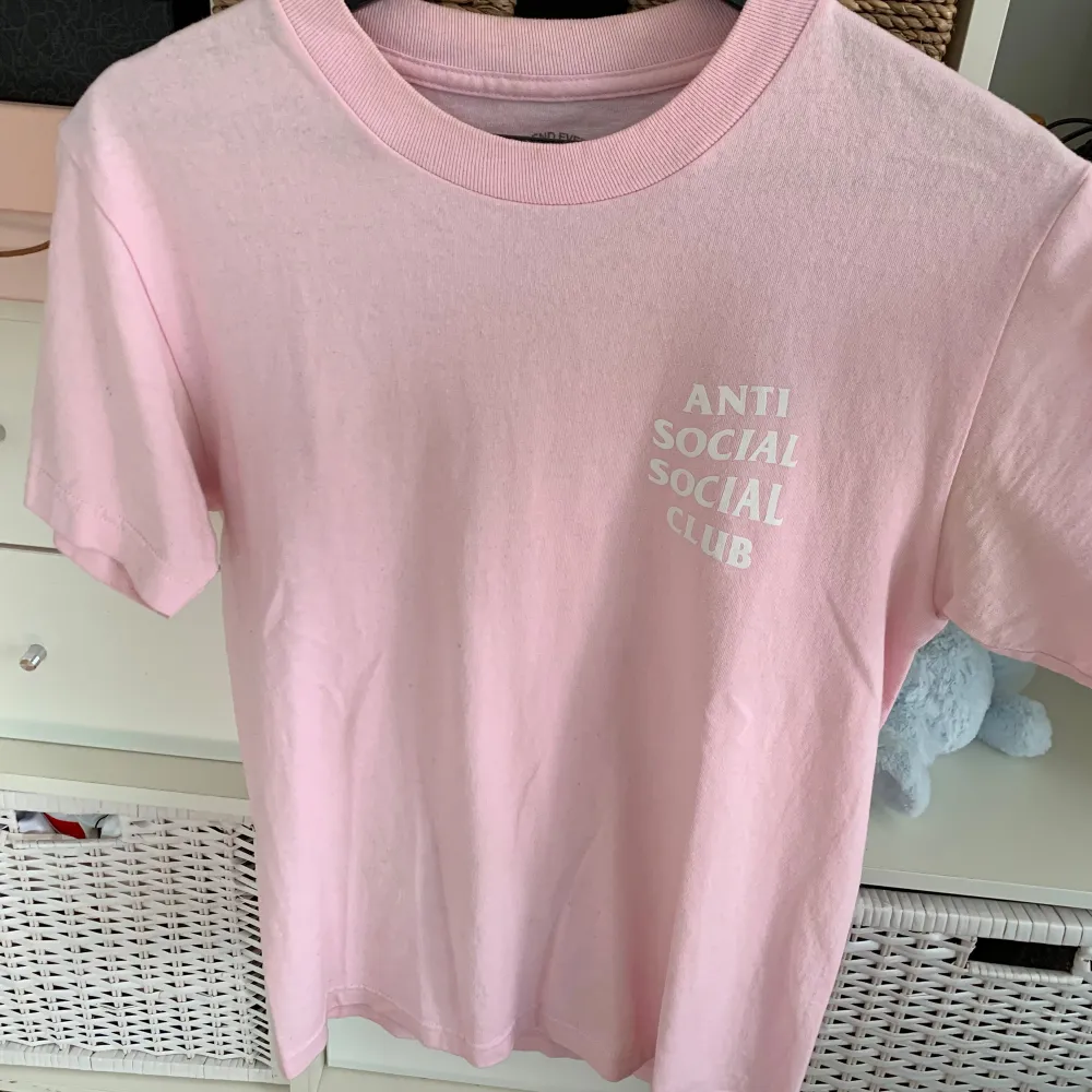 Säljer min rosa Anti anti social club t-shirt i använd men mycket bra skick. Den är bara i garderoben och tar plats. ☺️. T-shirts.