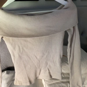 offshoulder tröja  - jättefin ribbad off-shoulder tröja från gina tricot, väldigt bra skick, pris kan diskuteras💖