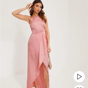 Rosa klänning med slits - Säljer denna fina klänning i satin från Nelly, den är helt ny och endast provad. Passar mig som är storlek M/L och 171 lång💞