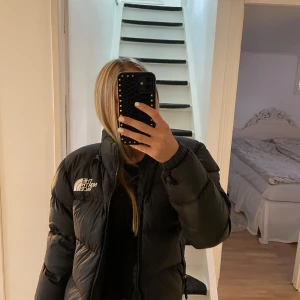 The North Face vinterjacka  - Vinterjacka ifrån the North face i bra sick 💕Håller värmen bra ! Finns på min plick oxå ! Jackan har ett lagat hål men det är inget som syns så tydligt då det är svart och det är på baksidan av armen!